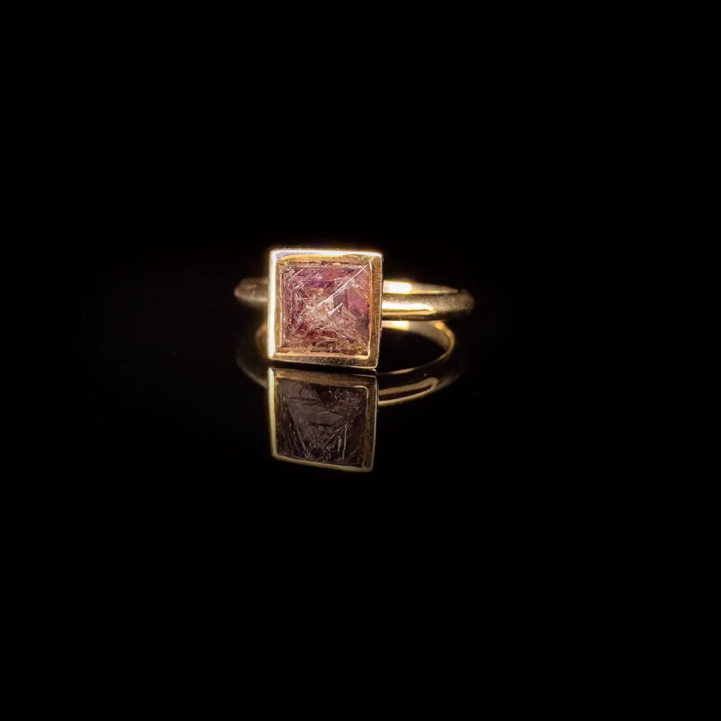 Deep purple octahedron diamond yellow gold ring - Image 7