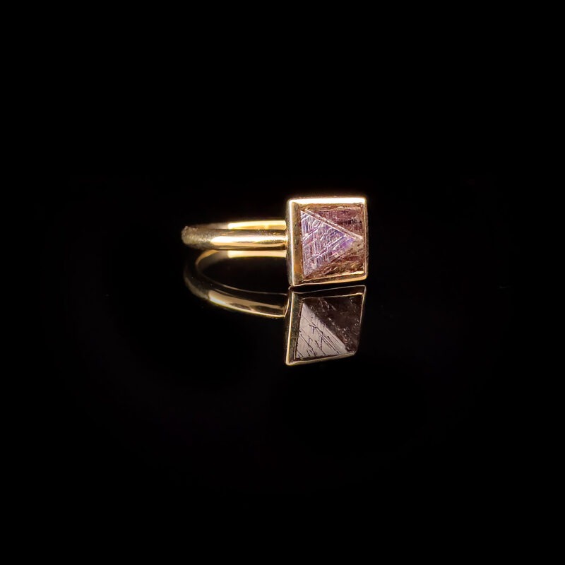 Deep purple octahedron diamond yellow gold ring - Image 8