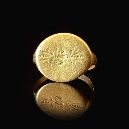 ‘Thunderbolt’: Ancient Greek thunderbolt yellow gold ring circa 3rd century BC