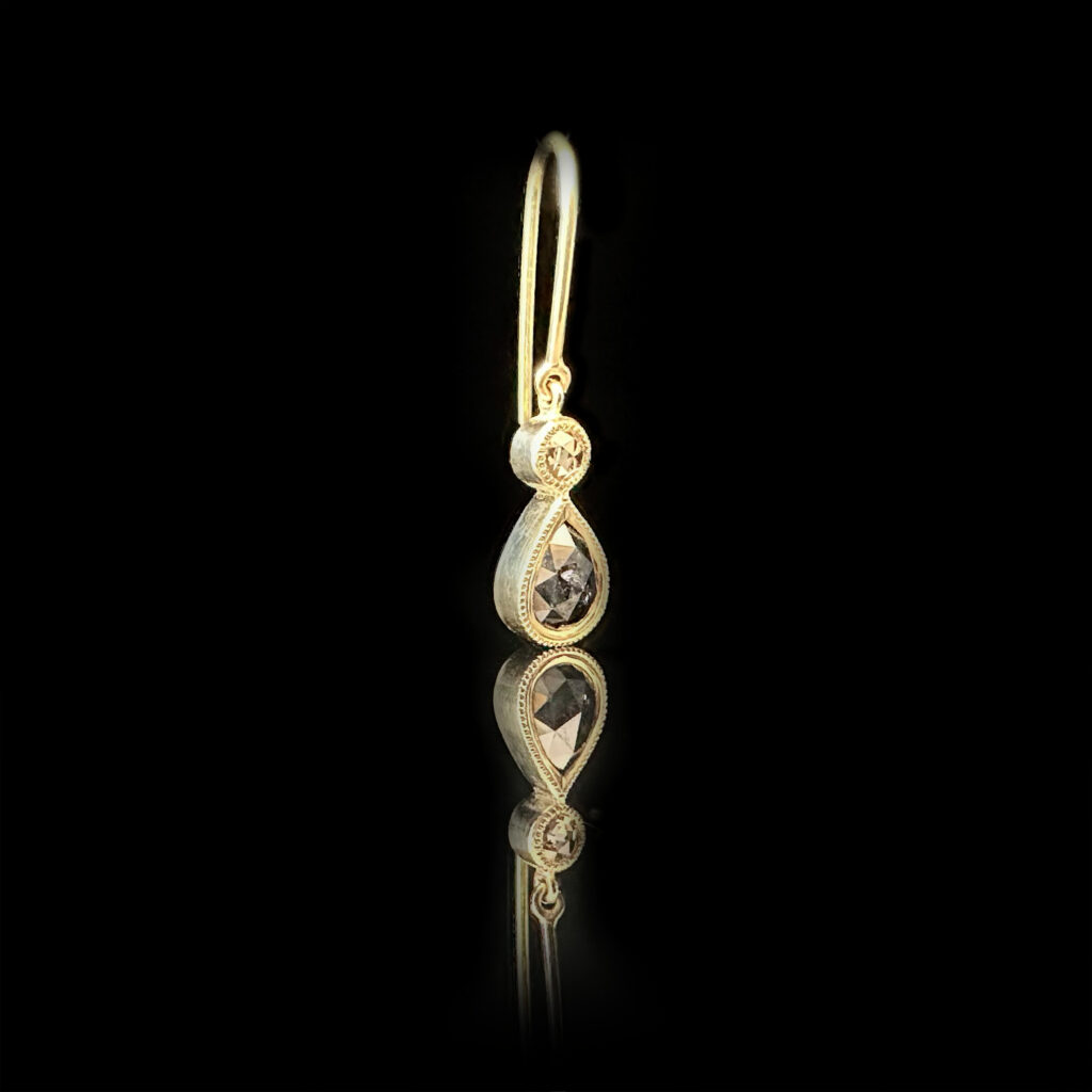 Home 15 'Twinset'-Black and cognac diamond earrings in yellow gold