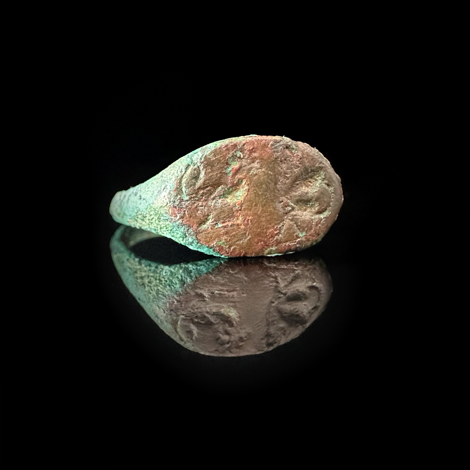 'Lion & Phoenix'- Ancient Egyptian bronze ring, circa 1790-1550 BC 4 'Lion & Phoenix'- Ancient Egyptian bronze ring, circa 1790-1550 BC - Image 4