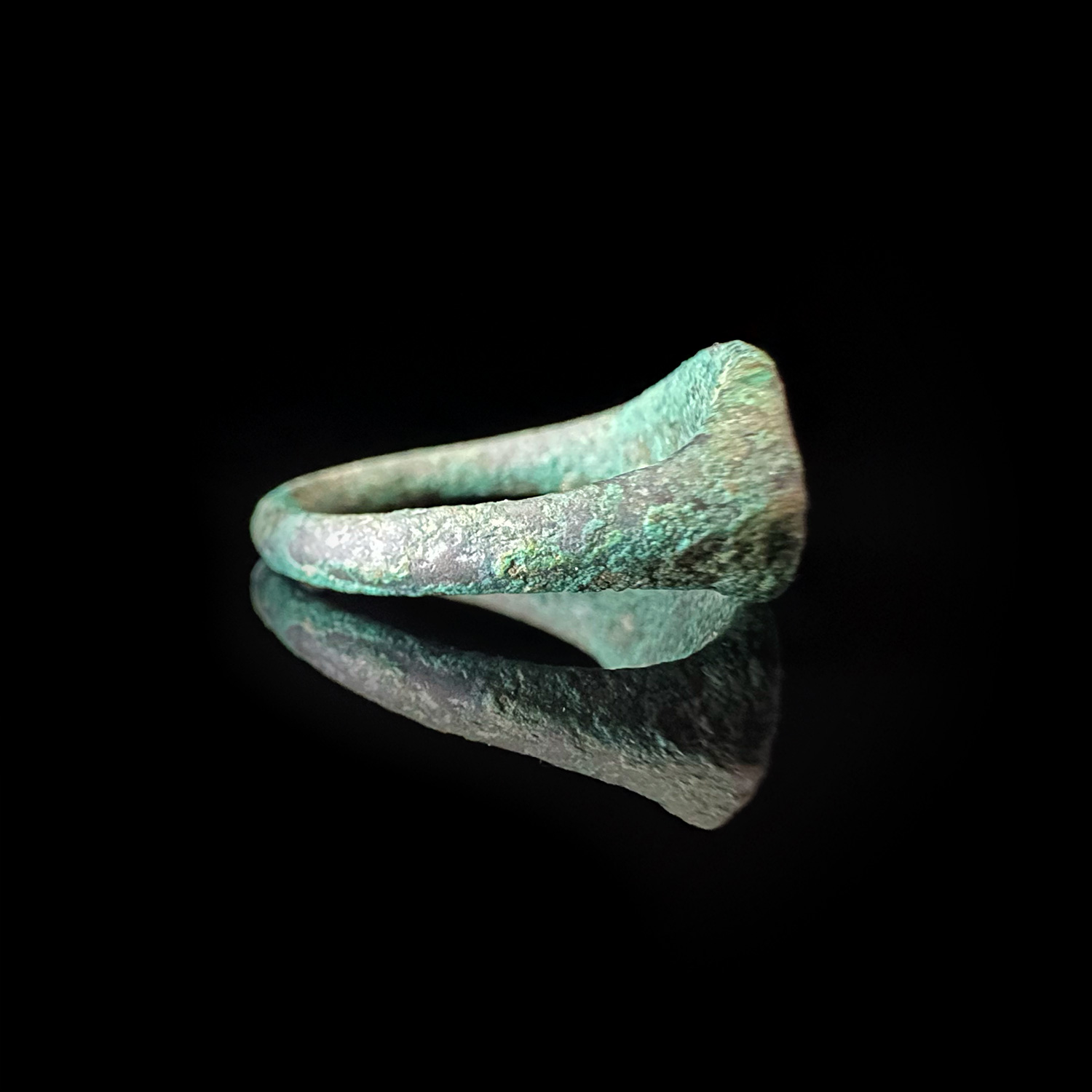 'Lion & Phoenix'- Ancient Egyptian bronze ring, circa 1790-1550 BC 5 'Lion & Phoenix'- Ancient Egyptian bronze ring, circa 1790-1550 BC - Image 5
