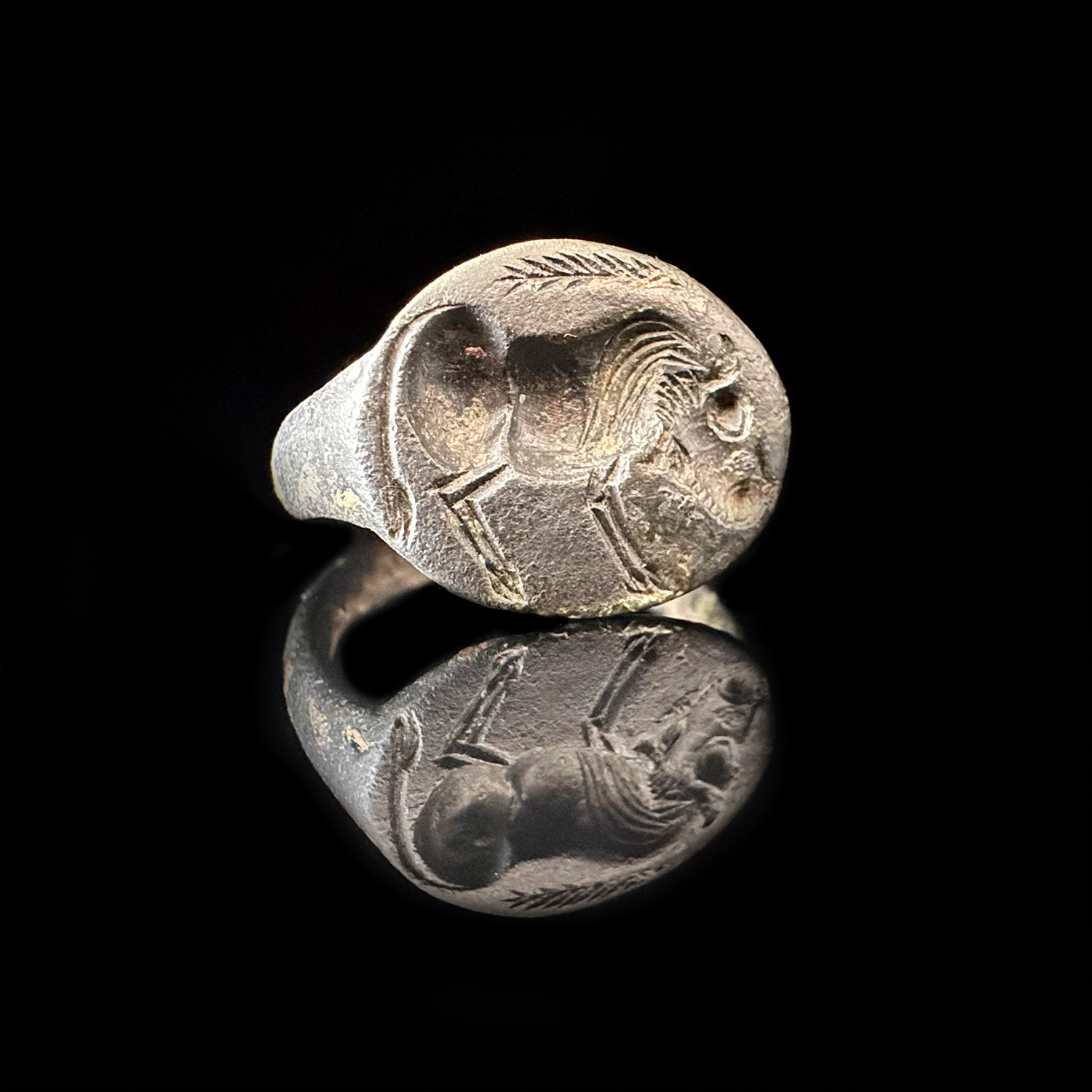 'Bronze Bull'-Antique Eastern Greek bronze ring with bull circa 5th century BC 3 'Bronze Bull'-Antique Eastern Greek bronze ring with bull circa 5th century BC - Image 3
